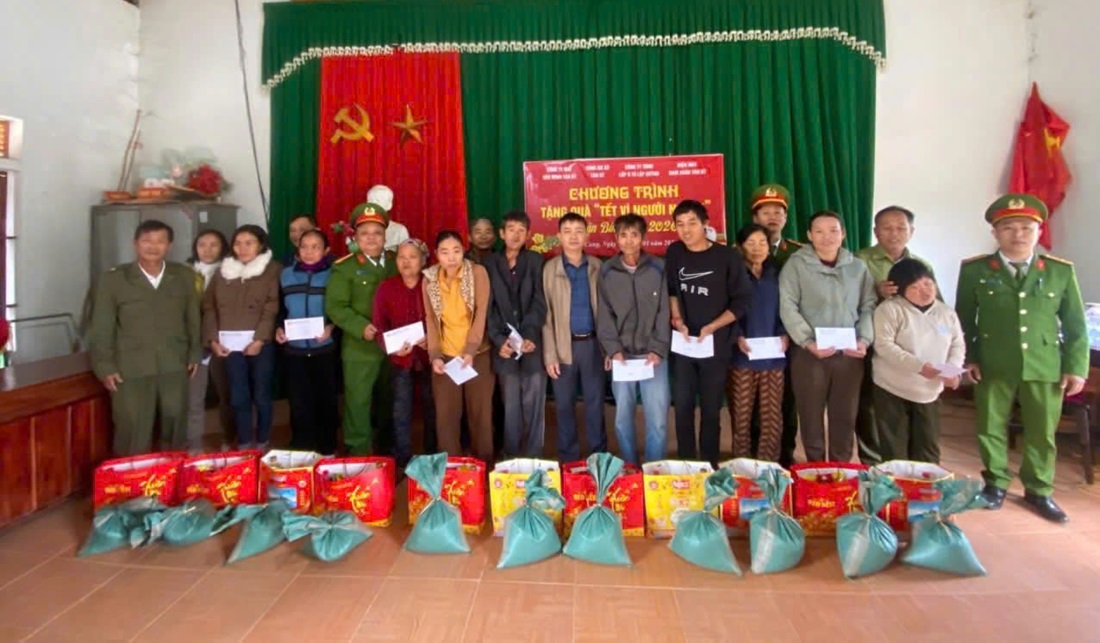 Quà tặng thể hiện sự quan tâm, sẻ chia, góp phần mang đến niềm vui cho gia đình hộ nghèo vào dịp Tết Nguyên đán