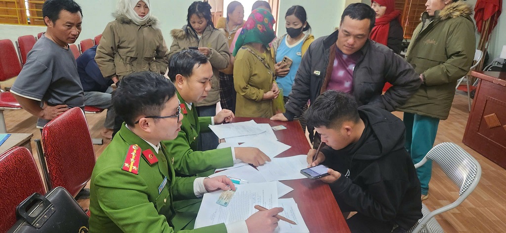  Công an xã Mường Lống tổng rà soát, kiểm tra cư trú