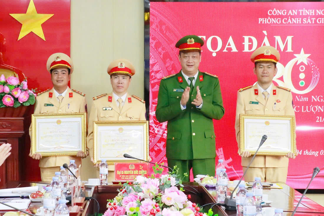 Đồng chí Đại tá Nguyễn Đức Cường, Ủy viên Ban Thường vụ Đảng ủy, Phó Giám đốc Công an tỉnh trao Bằng khen của Chủ tịch UBND tặng tập thể, cá nhân có thành tích xuất sắc 