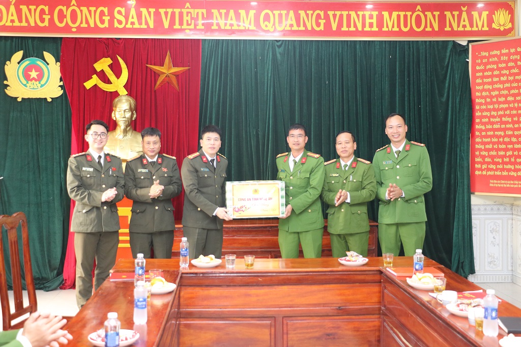 Chúc Tết cán bộ, chiến sĩ Tổ Cảnh sát Bảo vệ mục tiêu Khu di tích Kim Liên thuộc Phòng Cảnh sát cơ động Công an tỉnh.