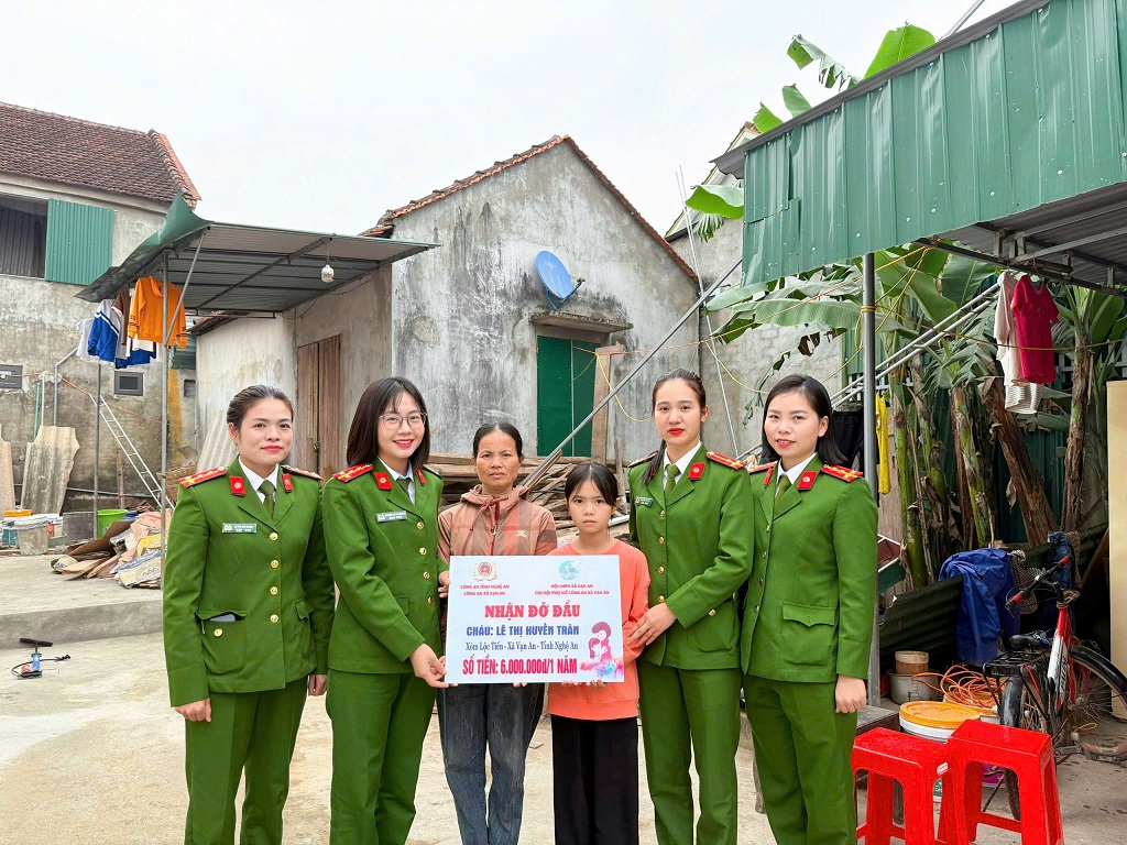 Chi hội Phụ nữ Công an xã Vạn An nhận đỡ đầu cháu Lê Thị Huyền Trân