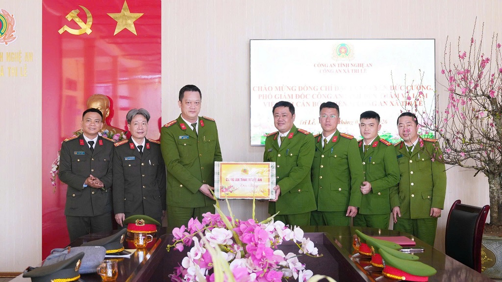 Đồng chí Đại tá Nguyễn Đức Cường, Ủy viên Ban Thường vụ Đảng ủy, Phó Giám đốc Công an tỉnh tặng quà, động viên Công an xã Tri Lễ