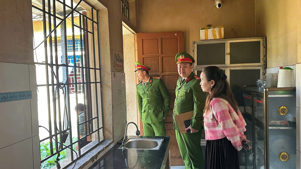 Đoàn kiểm tra kiểm tra điều kiện bảo quản thực phẩm tại trường học