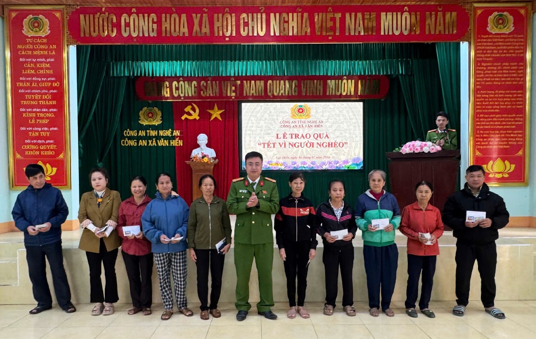 Công an xã Văn Hiến trao quà đến người dân
