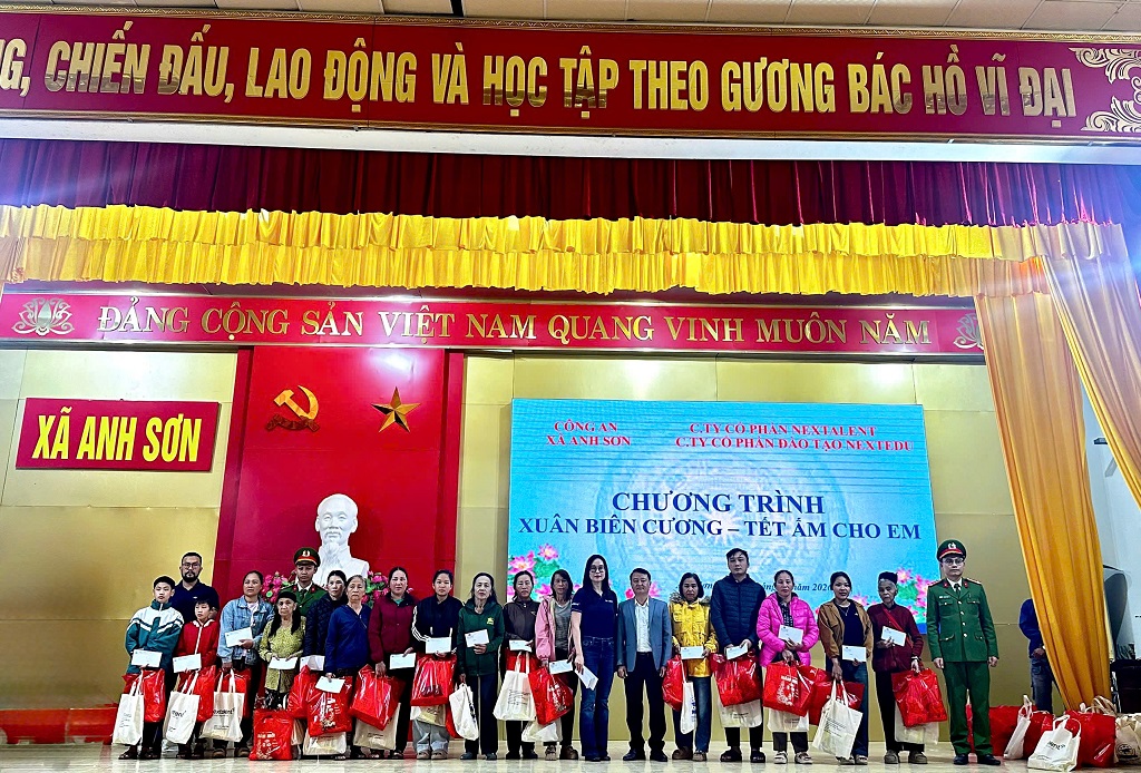 Công an xã trao quà thiện nguyện đến hộ dân