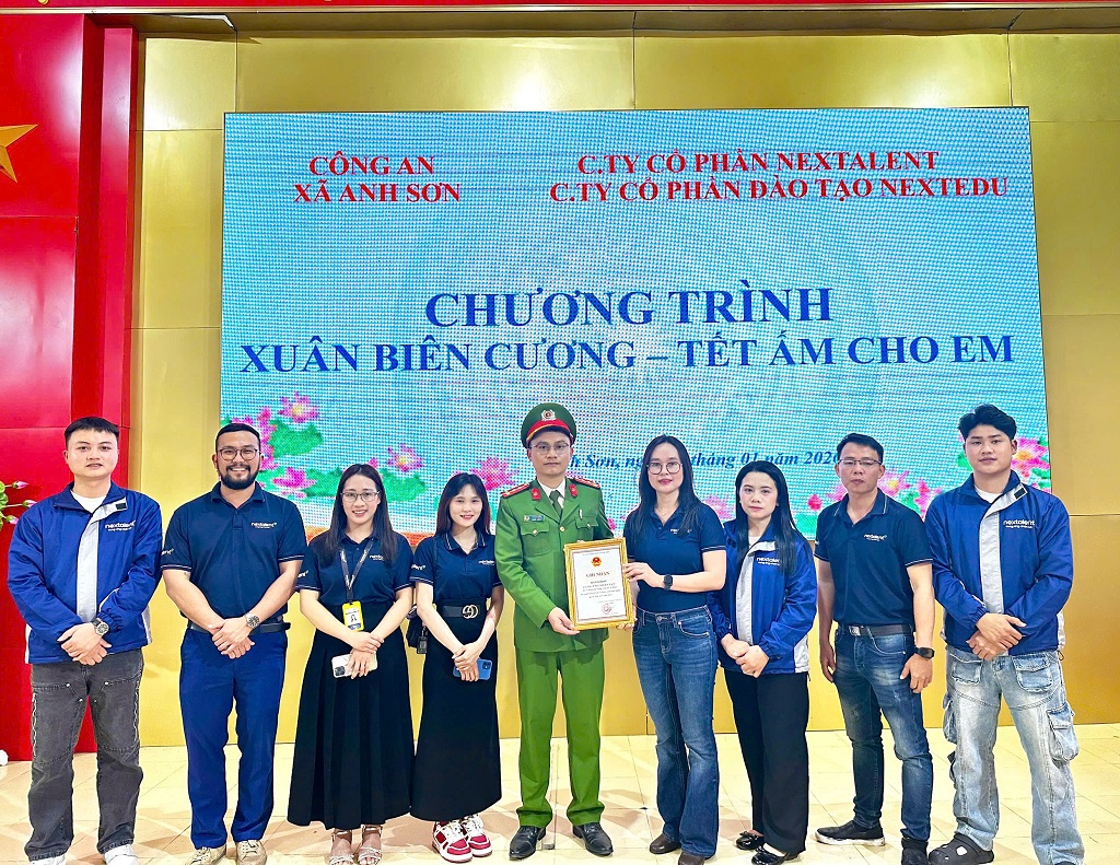 Đoàn thiện nguyện chụp ảnh lưu niệm