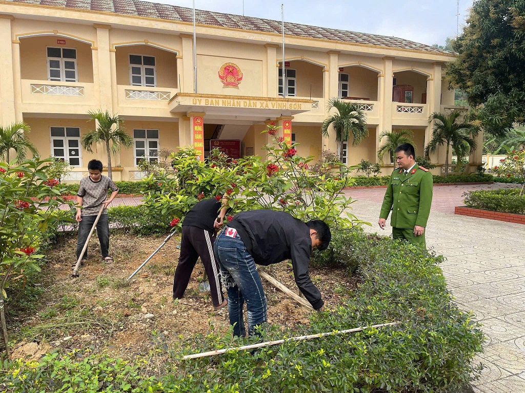 Công an xã hướng dẫn, giáo dục “học sinh chưa ngoan” lao động công ích