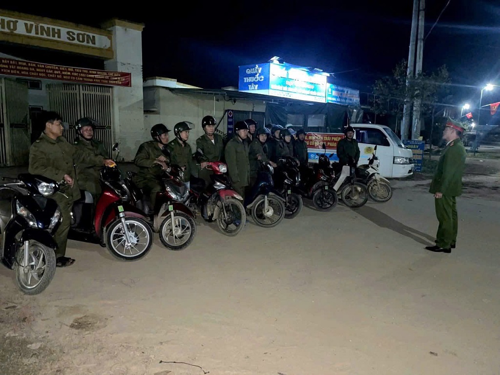 Công an xã tăng cường tuần tra vũ trang