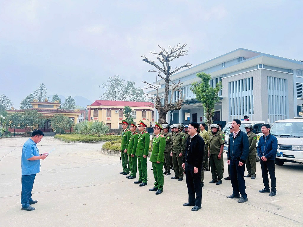 Công an xã tổ chức ra quân