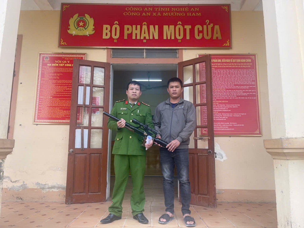Người dân tự nguyện giao nộp vũ khí, vật liệu nổ và công cụ hỗ trợ