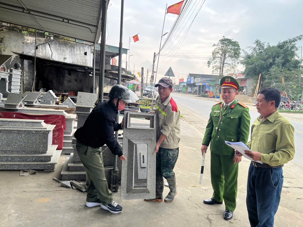 Công an xã hướng dẫn,  giải tỏa hành lang ATGT