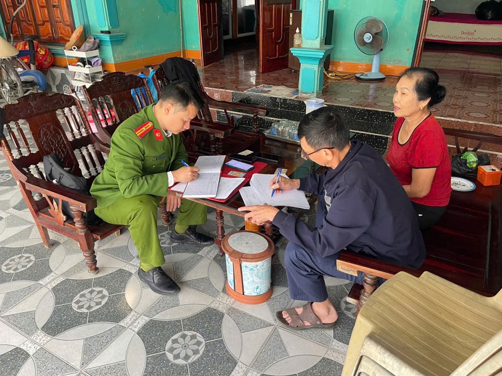 Công an xã đến trực tiếp cơ sở, nắm thông tin từng nhà, từng người