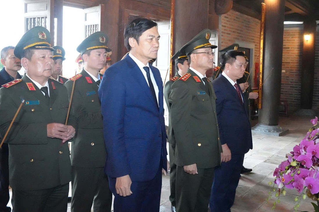 Đồng chí Thượng tướng Phạm Thế Tùng - Ủy viên Ban Chấp hành Trung ương Đảng, Ủy viên Ban Thường vụ Đảng ủy Công an Trung ương, Thứ trưởng Bộ Công an cùng Đoàn đại biểu dâng hương tại Đền Chung Sơn