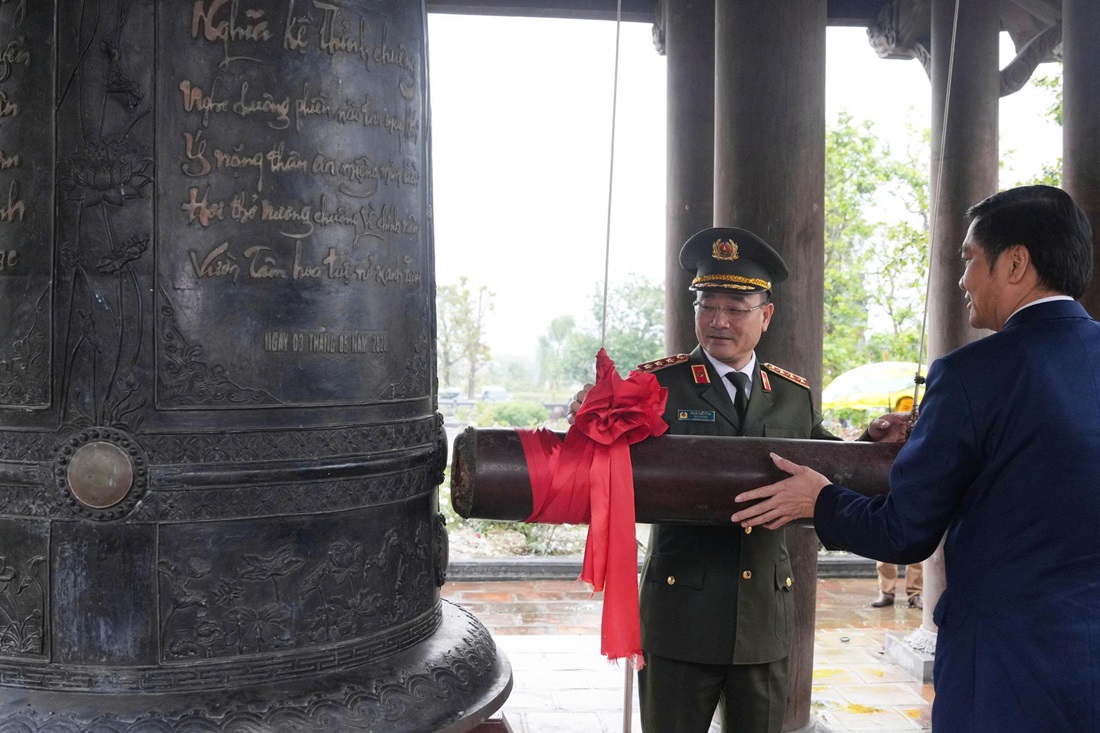 Đồng chí Thượng tướng Phạm Thế Tùng - Ủy viên Ban Chấp hành Trung ương Đảng, Ủy viên Ban Thường vụ Đảng ủy Công an Trung ương, Thứ trưởng Bộ Công an thỉnh chuông tại Đền Chung Sơn