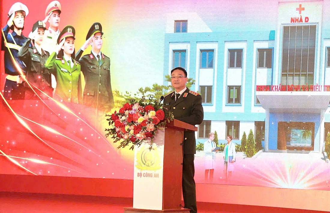 Đồng chí Thượng tướng Phạm Thế Tùng, Ủy viên Ban Chấp hành Trung ương Đảng, Ủy viên Ban Thường vụ Đảng ủy Công an Trung ương, Thứ trưởng Bộ Công an phát biểu tại buổi lễ