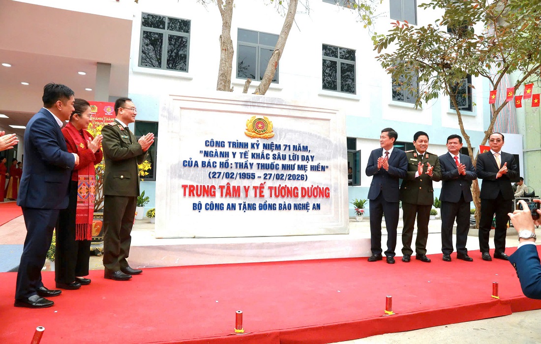 Đại biểu thực hiện nghi thức cắt băng khánh thành tòa nhà khám chữa bệnh Trung tâm Y tế Tương Dương