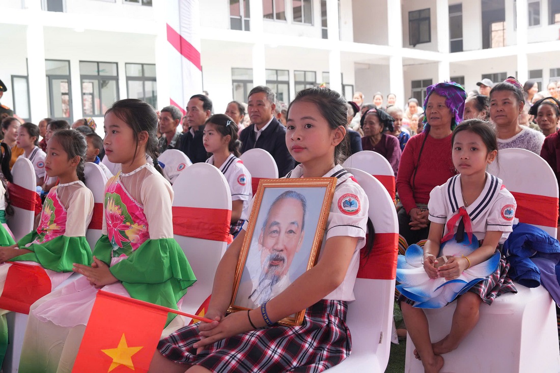 Đông đảo người dân và học sinh xã Mỹ Lý dự buổi Lễ