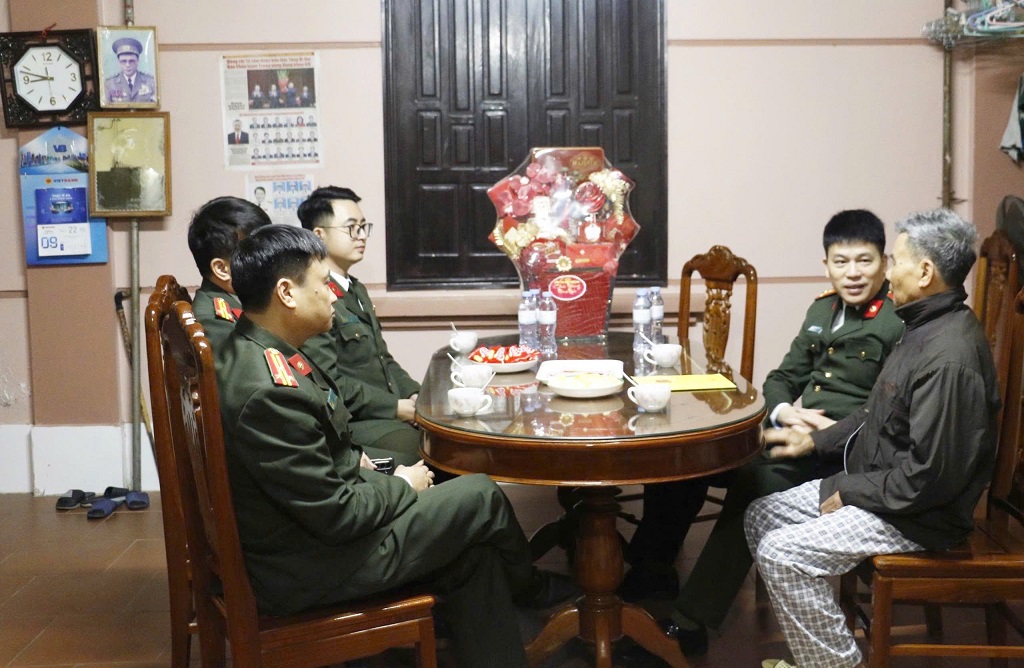 Đồng chí Đại tá Trần Hồng Quang, Phó Giám đốc Công an tỉnh ân cần thăm hỏi sức khỏe, đời sống của đồng chí Đại tá Trần Phồn, nguyên Giám đốc Công an tỉnh