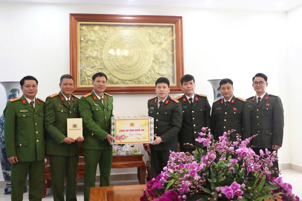 Đồng chí Đại tá Trần Hồng Quang, Phó Giám đốc Công an tỉnh tặng quà, chúc Tết Trung đoàn Cảnh sát Cơ động Bắc Trung Bộ  