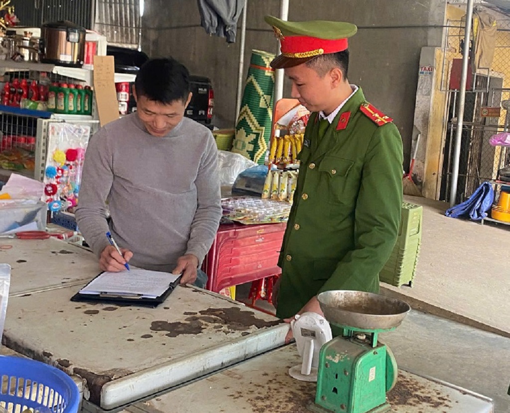 Công an xã tiến hành rà soát, đối chiếu dữ liệu cư trú