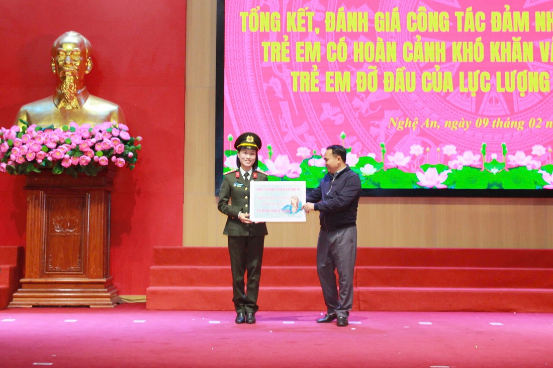 Nhà tài trợ trao biểu trưng cam kết nhận đỡ đầu các cháu trong giai đoạn mới