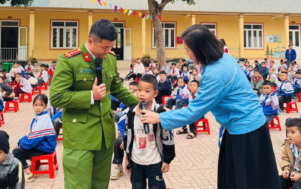 Công an xã tuyên truyền, phổ biến pháp luật