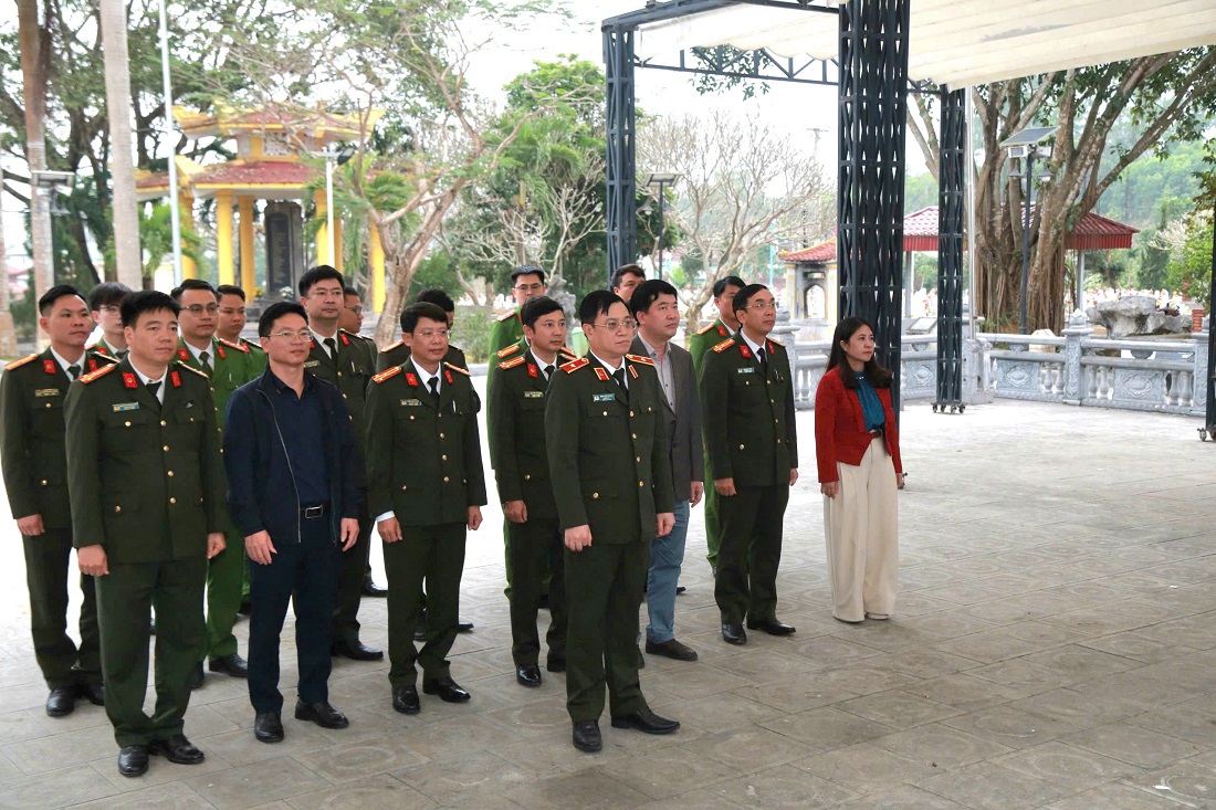 Đồng chí Thiếu tướng Đinh Việt Dũng - Ủy viên Ban Thường vụ Tỉnh ủy, Bí thư Đảng ủy, Giám đốc Công an tỉnh cùng Đoàn đại biểu dâng hương, tưởng niệm Chủ tịch Hồ Chí Minh và các anh hùng liệt sĩ