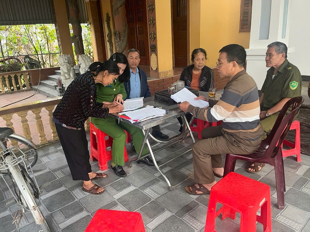 Công an phường Vinh Hưng kiểm tra cơ sở lưu trú, chung cư, nhà cho thuê trọ