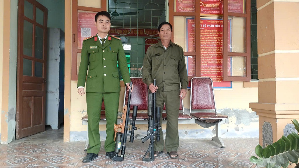 Sau khi được Công an xã tuyên truyền, nhiều công dân tự nguyện giao nộp vũ khí, công cụ hỗ trợ 