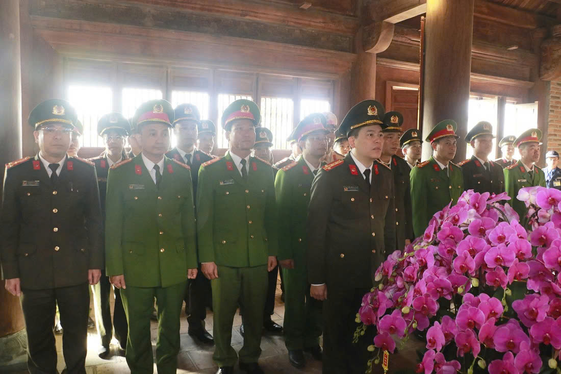 Đoàn đại biểu dâng hương, dâng hoa tại Đền Chung Sơn