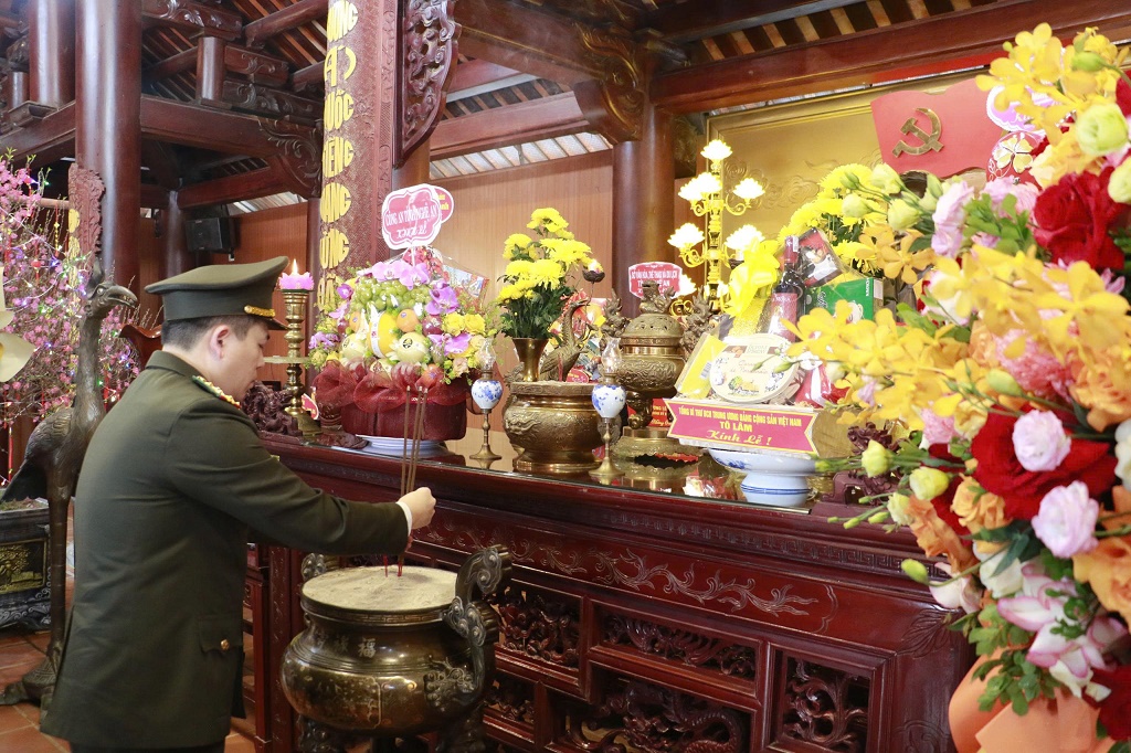 Đồng chí Đại tá Trần Hồng Quang, Phó Giám đốc Công an tỉnh dâng hoa, dâng hương tại Khu lưu niệm đồng chí Lê Hồng Phong.