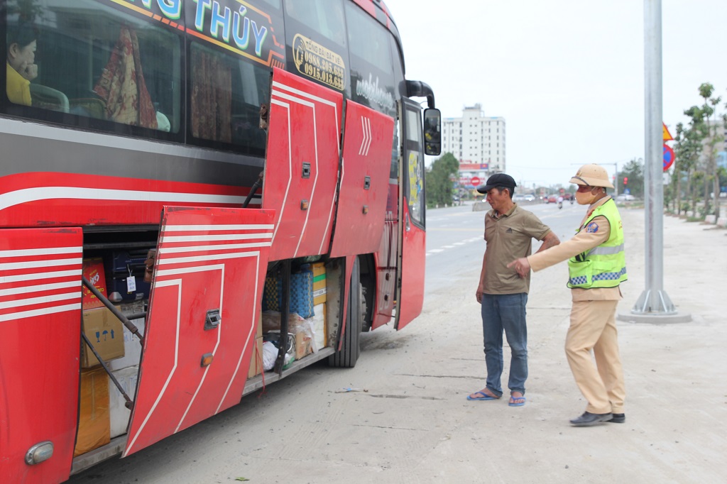 Lực lượng Cảnh sát giao thông tiến hành kiểm tra hàng hóa vận chuyển trên xe khách