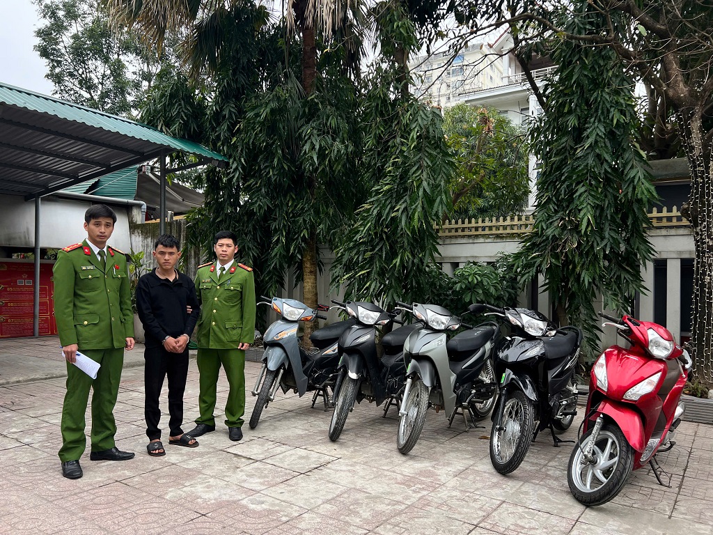 Đối tượng Hoàng Văn Phúc cùng số tang vật tại Cơ quan Công an