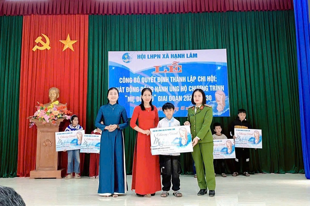 Công an xã nhận đỡ đầu, chăm sóc và hỗ trợ cháu Trần Quang Nhật với số tiền 06 triệu đồng/năm