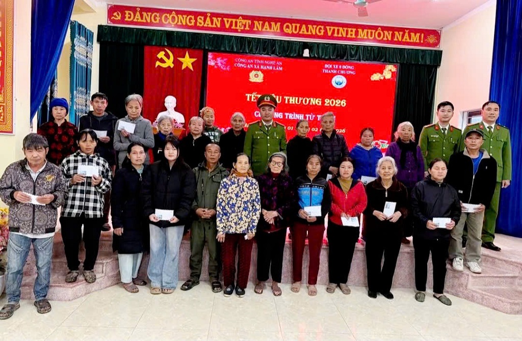 Công an xã Hạnh Lâm phối hợp Ủy ban MTTQ xã và Đội xe 0 đồng Thanh Chương trao quà tặng hộ gia đình có hoàn cảnh khó khăn