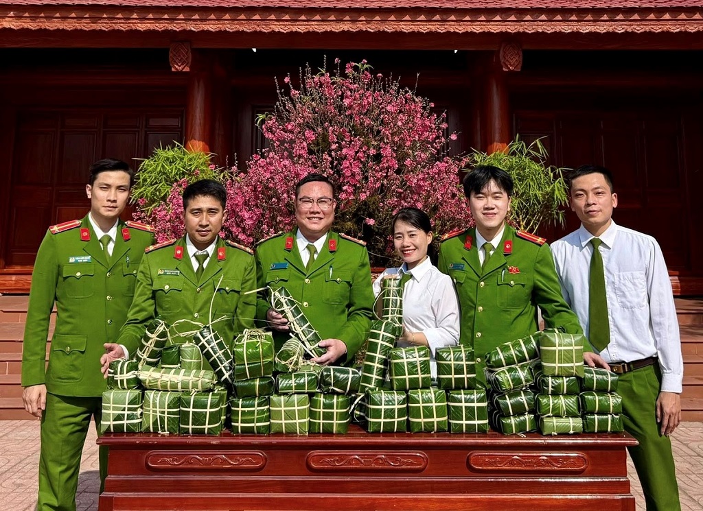 Công an phường Vinh Lộc tổ chức gói, nấu bánh chưng để gây quỹ tặng hộ gia đình khó khăn