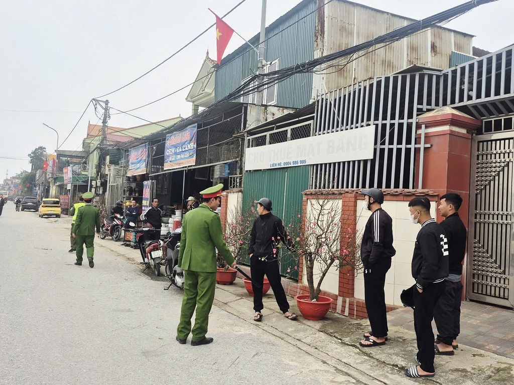 Công an xã Vạn An ra quân giải tỏa hành lang ATGT 