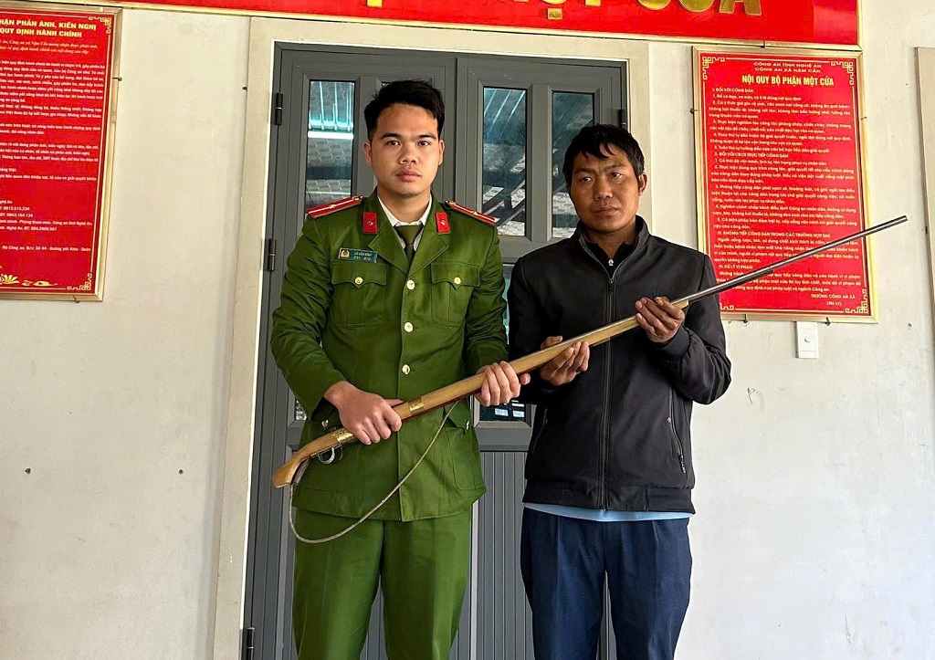  Công dân dân tự nguyện giao nộp súng tự chế