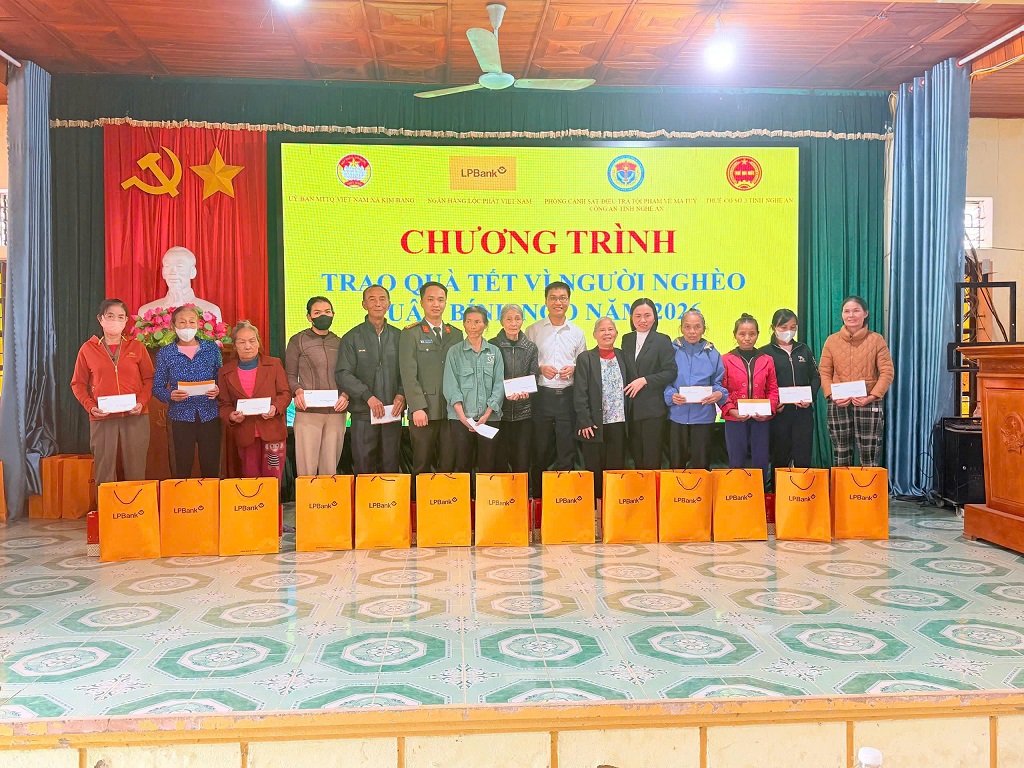 Công an xã Kim Bảng phối hợp tổ chức chương trình trao quà “Tết vì người nghèo – Xuân Bính Ngọ năm 2026”  Ủy ban MTTQ xã Kim Bảng phối hợp với Công an xã Kim Bảng, Ngân hàng Thương mại cổ phần Lộc Phát Việt Nam, Phòng Cảnh sát điều tra tội phạm về ma túy Công an tỉnh Nghệ An và Thuế cơ sở 3, tỉnh Nghệ An tổ chức chương trình trao quà “Tết vì người nghèo – Xuân Bính Ngọ năm 2026”.          Trao quà tặng hộ gia đình có hoàn cảnh khó khăn  Dịp này, đoàn trao tặng 90 suất quà, mỗi suất trị giá 900.000 đồng, gồm nhu yếu phẩm và tiền mặt, tặng hộ gia đình có hoàn cảnh khó khăn ở xã Kim Bảng. Mạnh Hưng – Phạm Thủy 