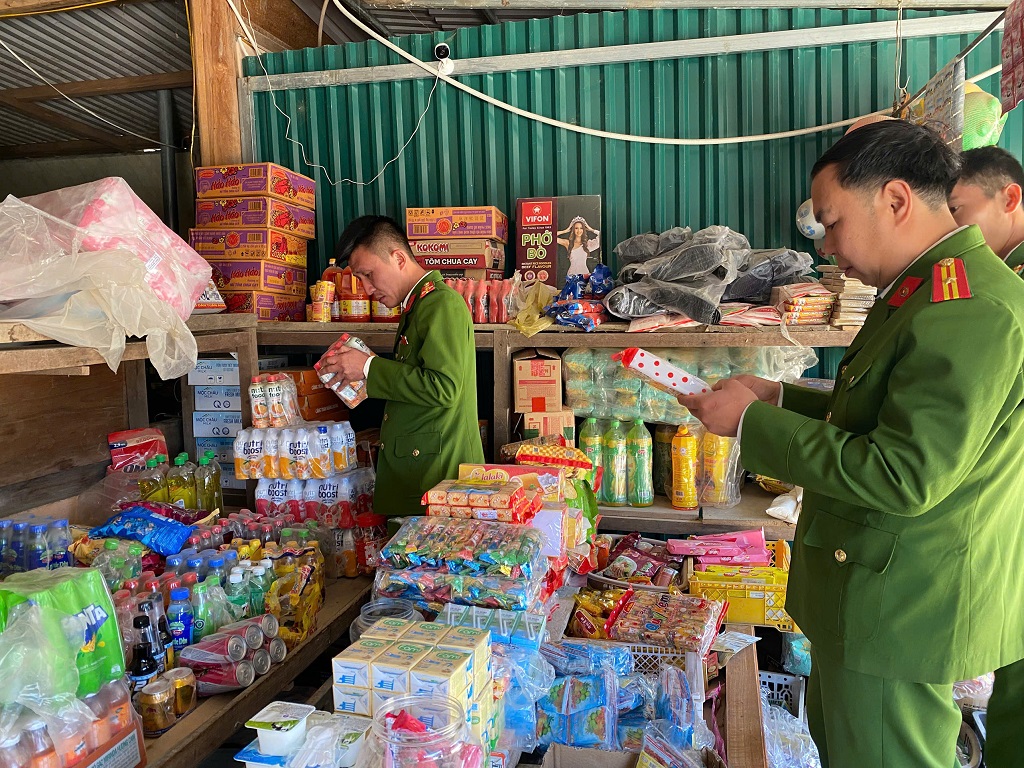 Công an xã Mường Lống kiểm tra, rà soát hàng giả, hàng kém chất lượng tại cơ sở kinh doanh