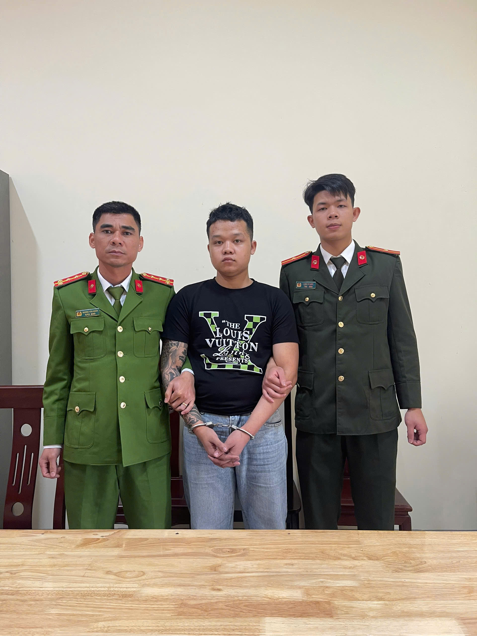 Đối tượng Hoàng Văn Khâm tại cơ quan Công an