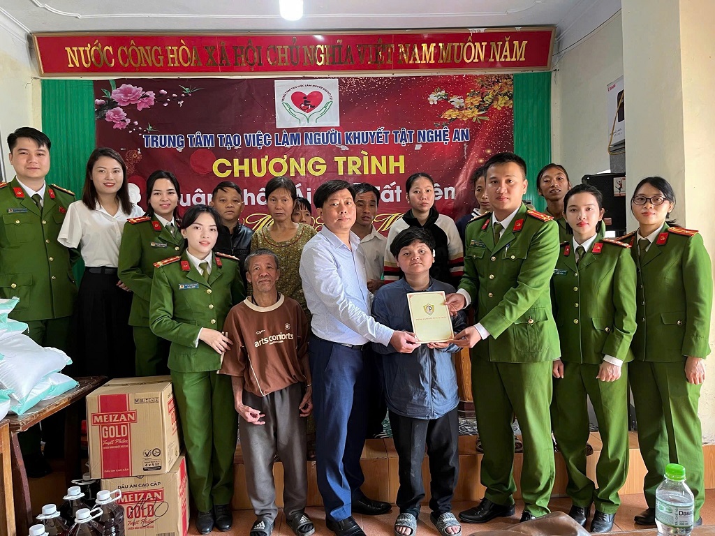 Niềm vui ngày Tết của các em khi nhận quà