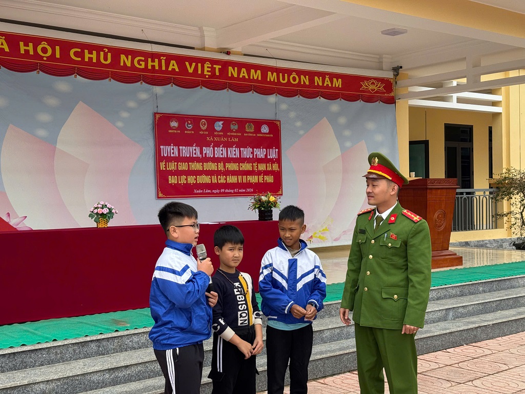 Công an xã Xuân Lâm phối hợp Đoàn Thanh niên xã, Tổ CSGT địa bàn Thanh Chương tuyên truyền với hình thức trực quan, giúp học sinh dễ hiểu, dễ nhớ 
