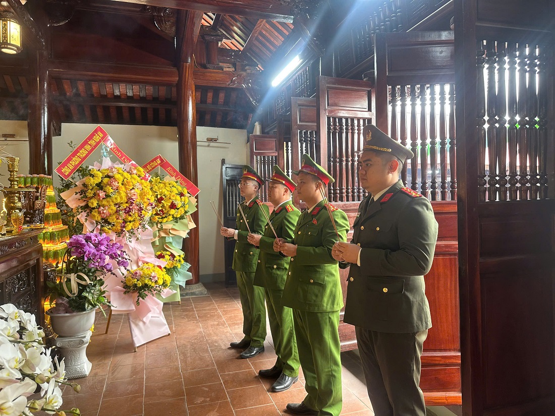 Công an xã Quế Phong dâng hương đồng chí Trần Quốc Hoàn