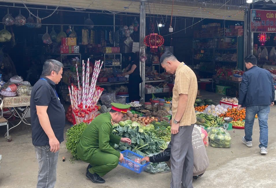 Công an xã kiểm tra cơ sở kinh doanh