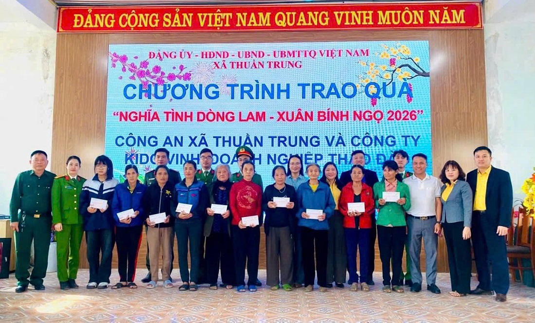 Công an xã phối hợp trao quà đến người dân