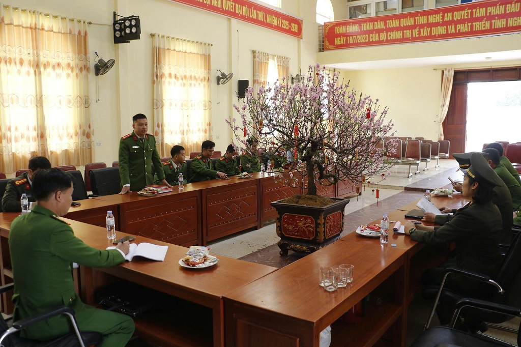 Đồng chí Đại tá Nguyễn Duy Thanh, Phó Giám đốc Công an tỉnh đến thăm, chúc Tết và kiểm tra công tác ứng trực tại Công an phường Quỳnh Mai