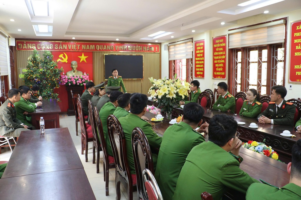 Đồng chí Đại tá Nguyễn Duy Thanh, Phó Giám đốc Công an tỉnh đến thăm, chúc Tết và kiểm tra công tác ứng trực tại Công an xã Diễn Châu