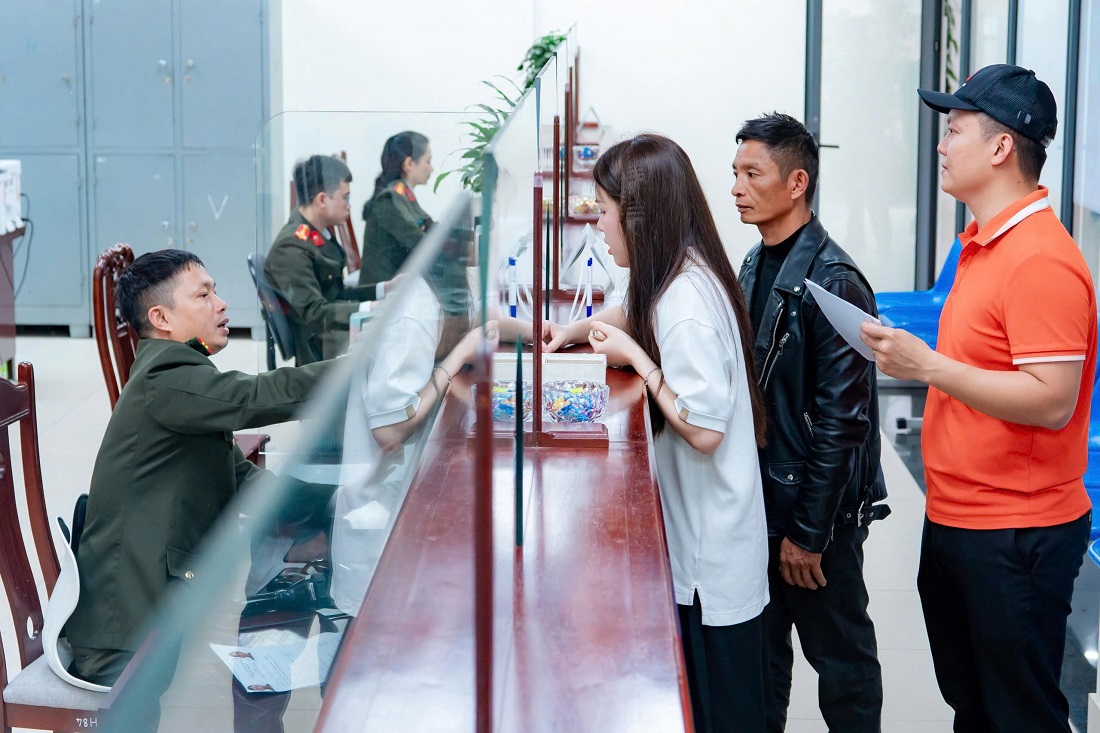 Công dân đến giải quyết thủ tục hành chính tại Phòng Quản xuất nhập cảnh