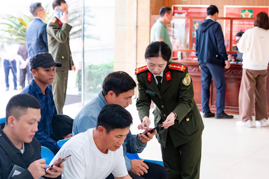 Cán bộ Phòng Quản lý xuất nhập cảnh hướng dẫn người dân đăng ký, nộp hồ sơ cấp hộ chiếu trực tuyến